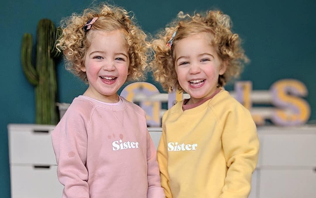 Ong bo doi cao troc toc con vi khong the phan biet cap song sinh hinh anh