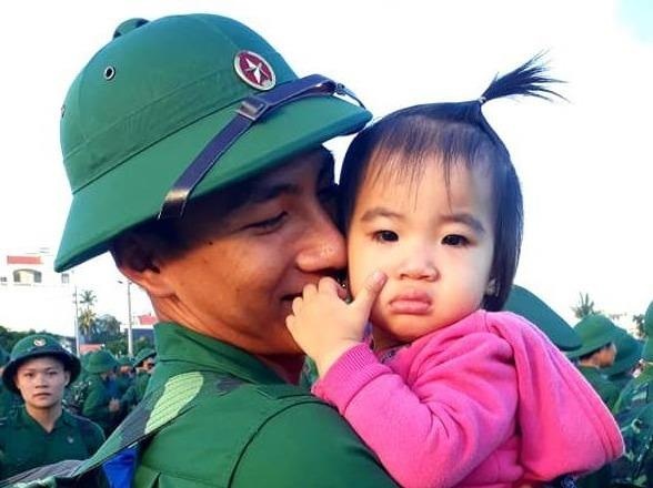 Ngay nhap ngu: Nguoi hao hung len duong, ke bat khoc vi xa vo con hinh anh