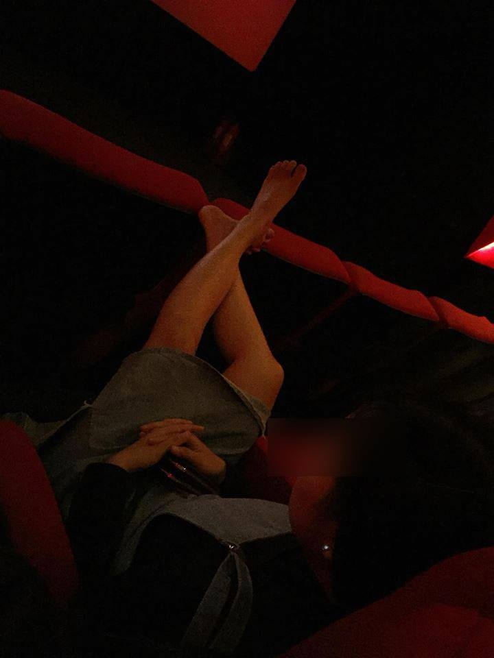 gac chan len ghe trong rap phim anh 1