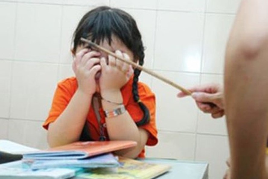 Thay giao bi to danh nu sinh lop 7 veo cot song noi gi? hinh anh