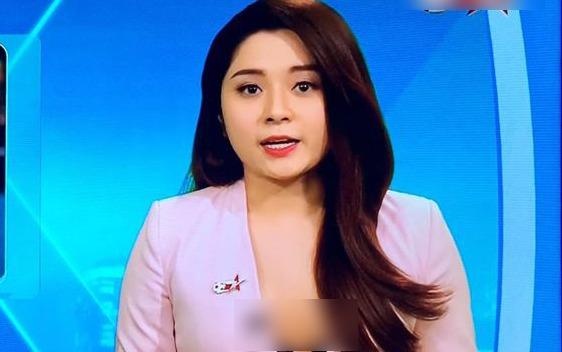 Nu MC dan ban tin bong da gay tranh cai khi mac vay 'lap lo' vong mot hinh anh