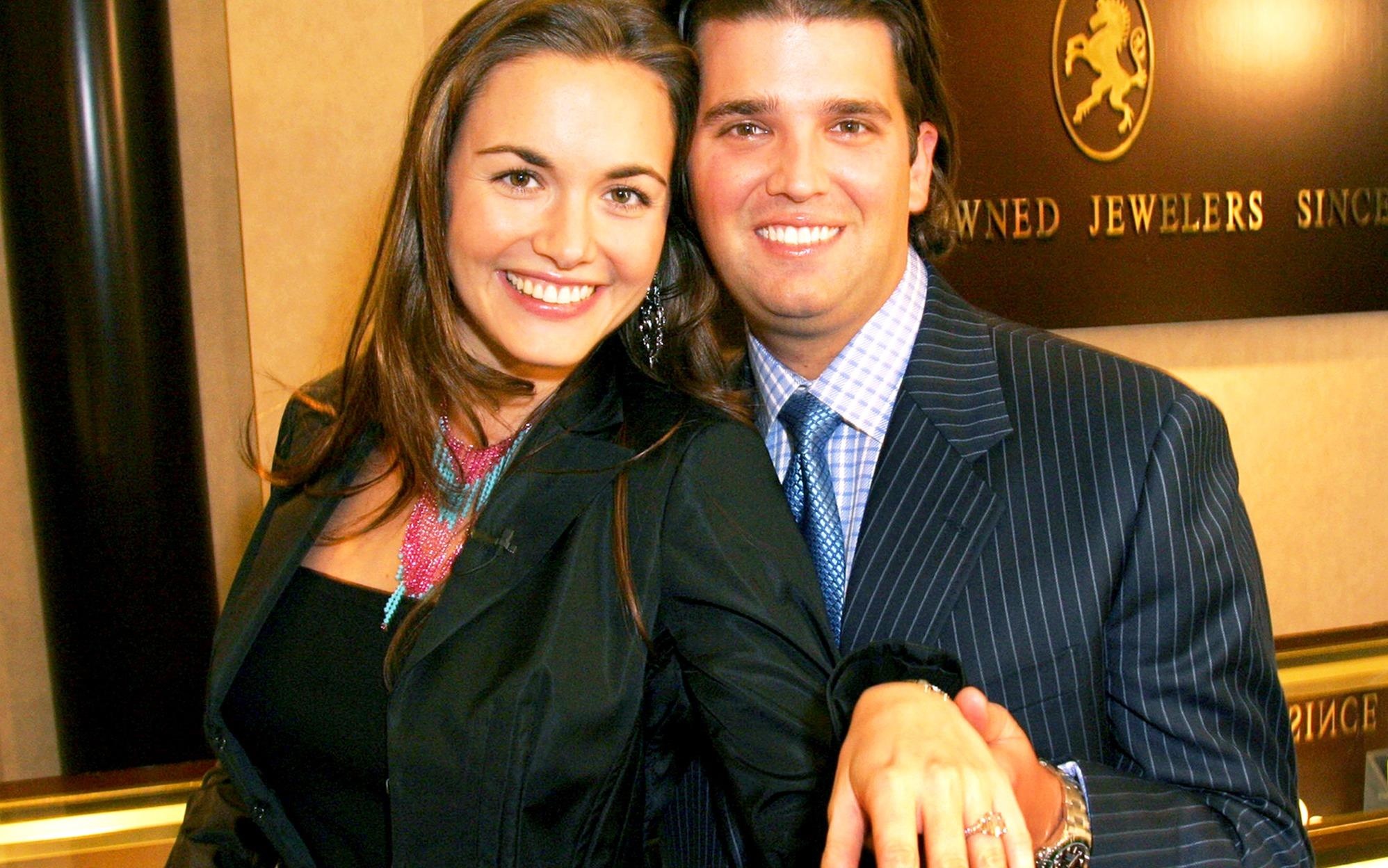 Con trai Tong thong Donald Trump va vo thuo con man nong hinh anh