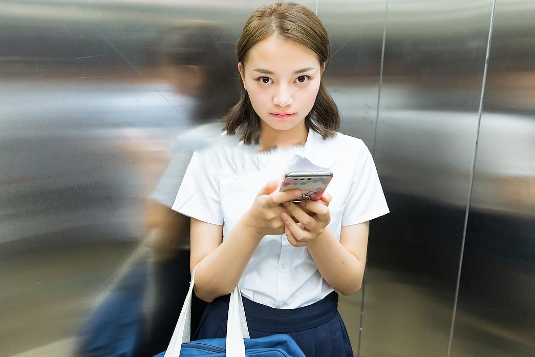 Co gai bi sam so trong thang may: Muc phat 200.000 dong la mot tro dua hinh anh