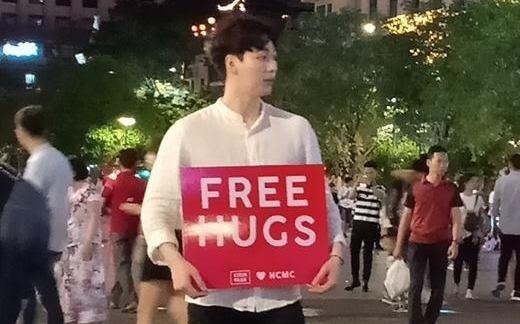 Trai dep gio bang 'Free Hugs' o pho di bo: 'Ca toi khong ai om anh ay' hinh anh