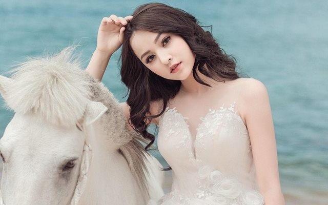 Hot girl Hoc vien ngan hang noi bat du trang diem hay de mat moc hinh anh