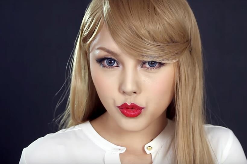 Man trang diem 'bien hoa' thanh Taylor Swift cua Pony hinh anh