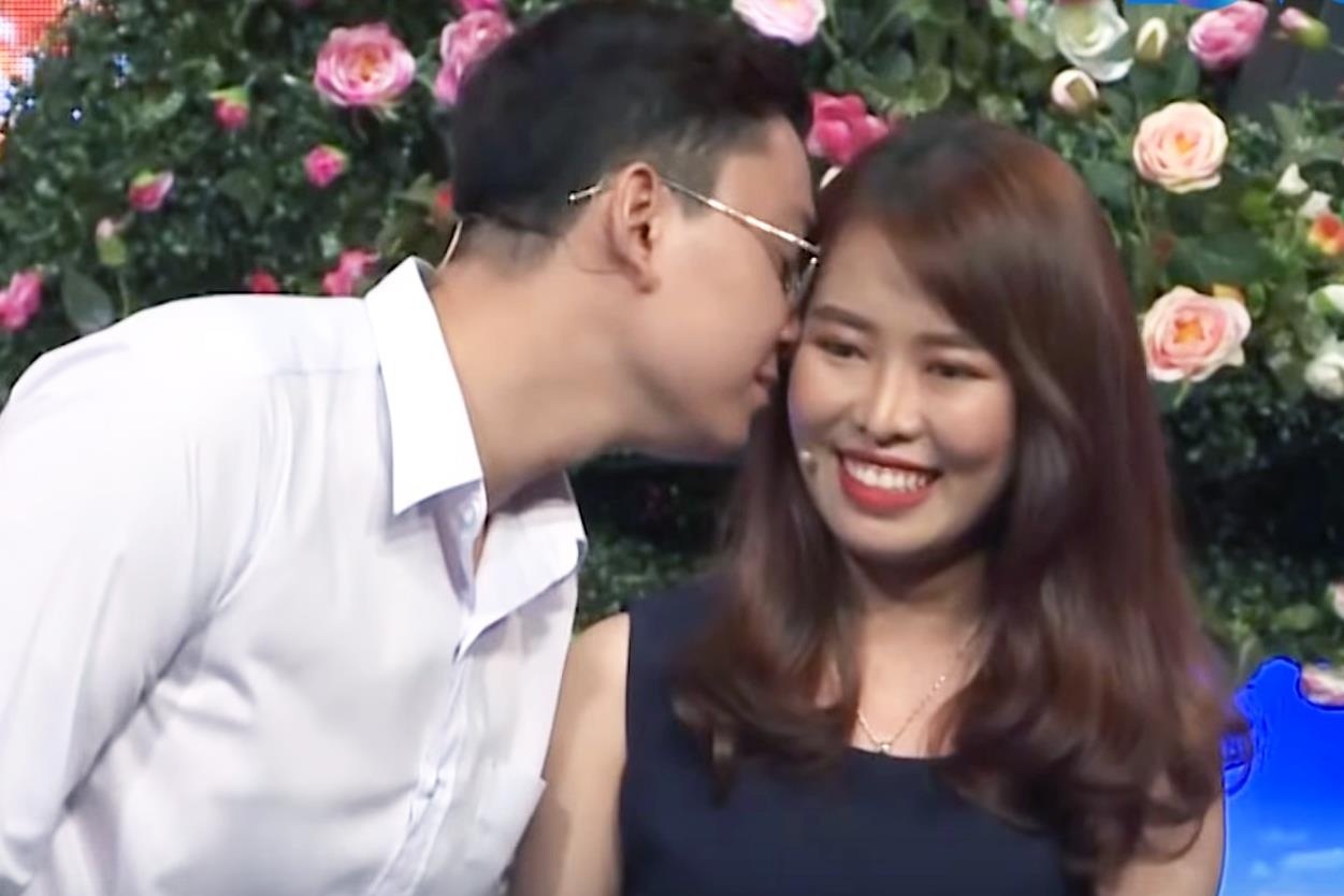 Thay giao chinh phuc tro ly xinh dep bang giong noi truyen cam hinh anh