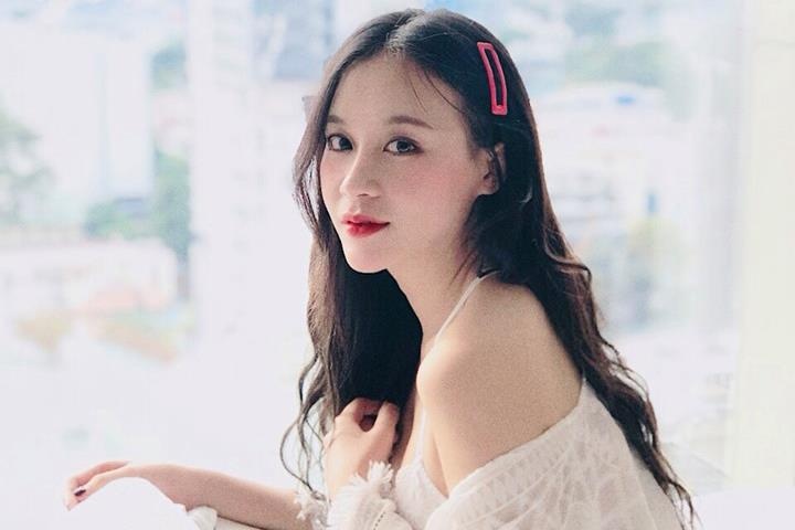 Bo ba gai xinh DH Thuong mai toan nang tho voi hot girl 'hack tuoi' hinh anh