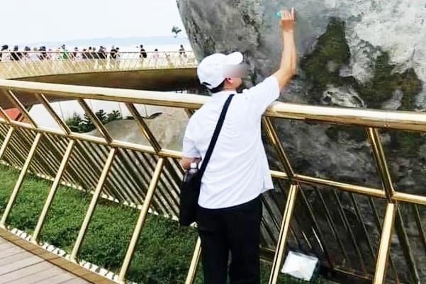 Cau Vang Da Nang bi ve bay, nhan vien phai son sua lai hinh anh