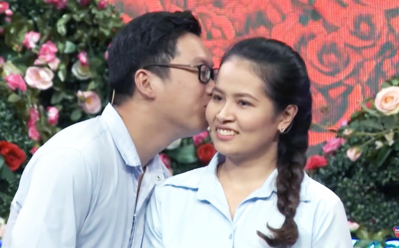 Chang trai ‘e lau nam’ chinh phuc thanh cong gai xinh gioi vo hinh anh