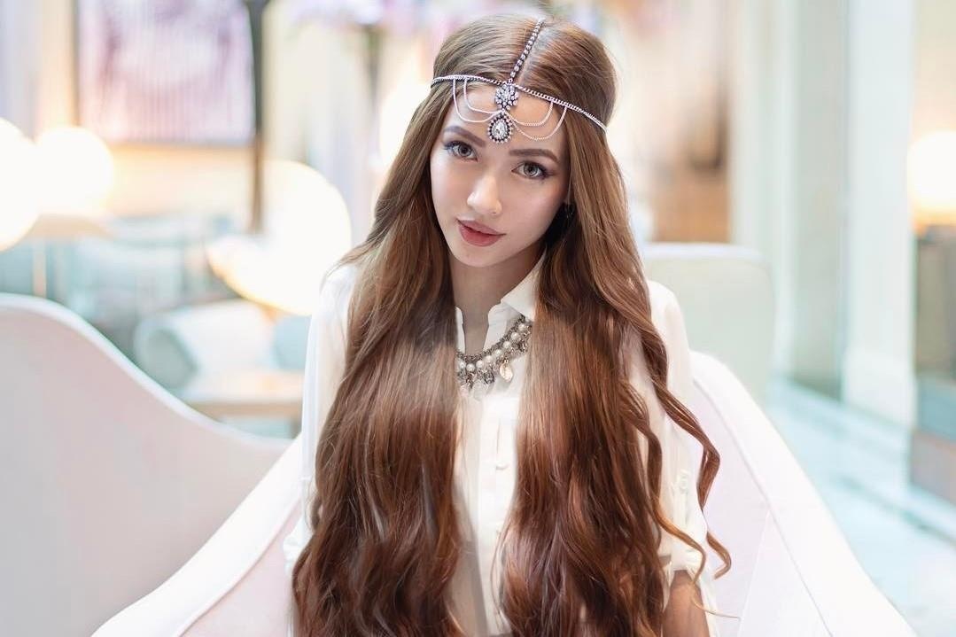 'Cong chua toc may' tung cat lien lac voi bo me vi bi ep lam bac si hinh anh