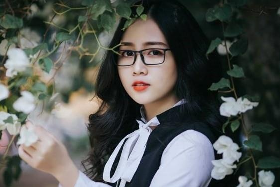 Hot girl 2k khoe ve de thuong trong trang phuc thuong ngay hinh anh