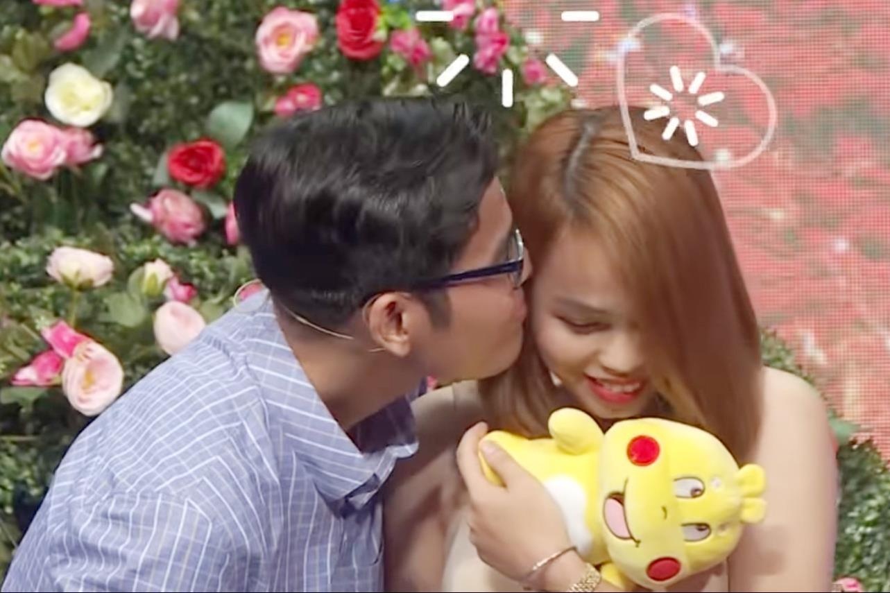 Chang trai 'cham ma chac' chinh phuc ban gai bang giong hat lac tong hinh anh