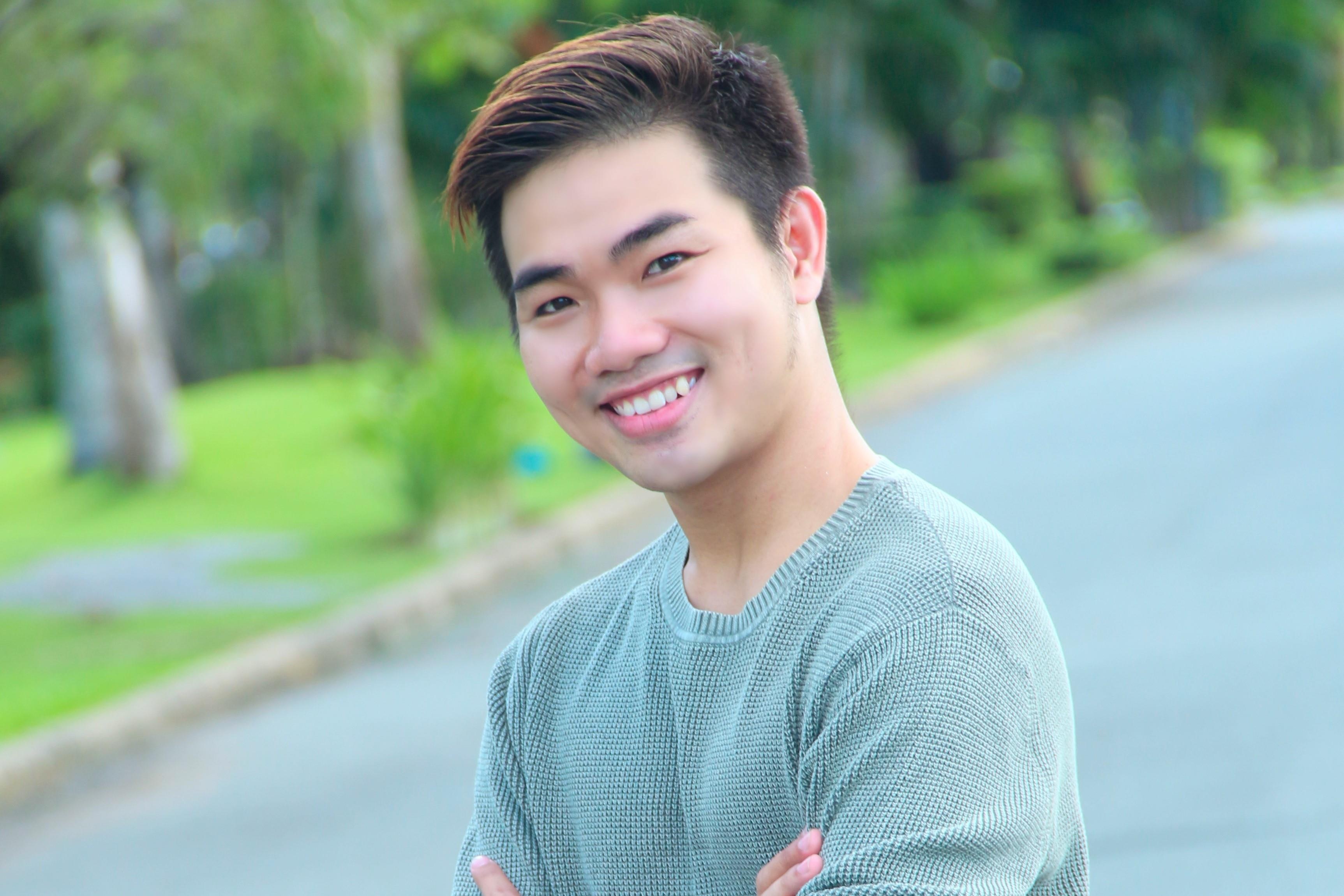 Hoang Khuyet noi ve co duyen den voi nghe long tieng hinh anh