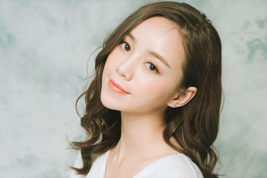 Hai hot girl bong bi 'nem da' vi vai dien ke thu ba tren phim hinh anh