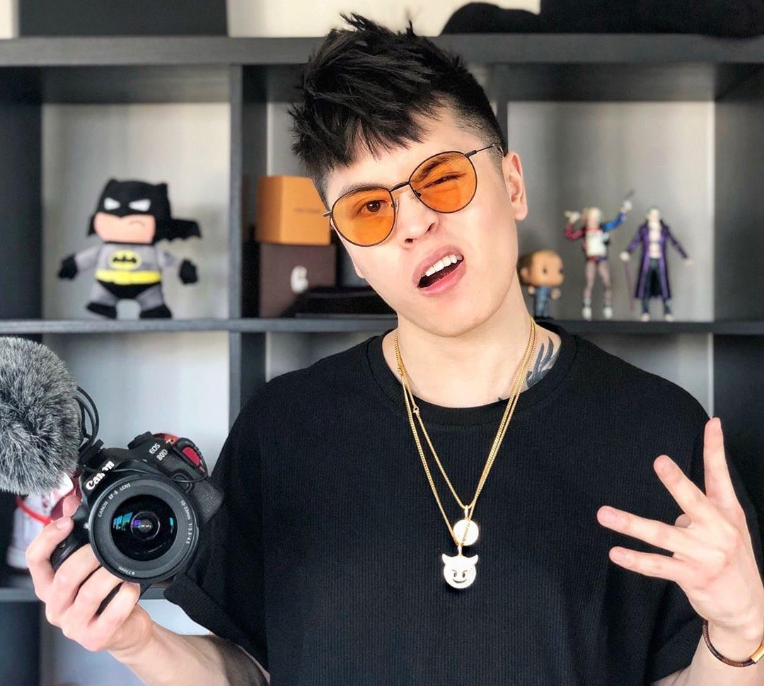Vlogger nam noi tieng anh 14