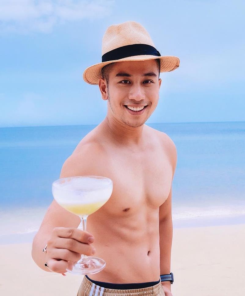 Vlogger nam noi tieng anh 8