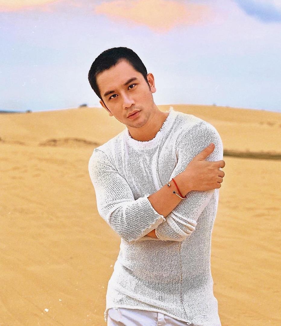 Vlogger nam noi tieng anh 9