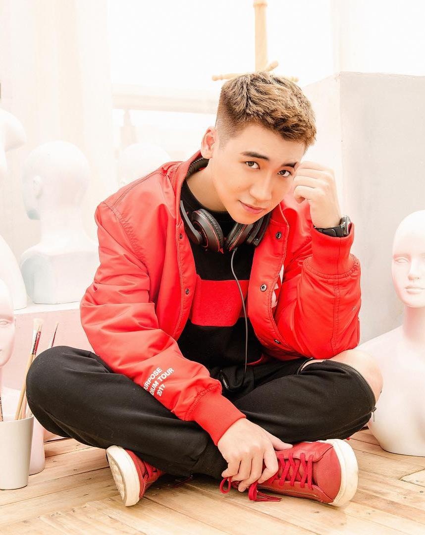 Vlogger nam noi tieng anh 11