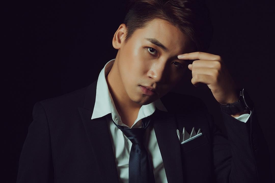 Vlogger nam noi tieng anh 10