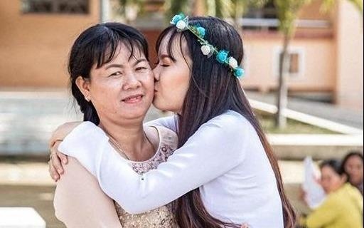Hoc sinh Soc Trang om hon cha me trong bo anh ky yeu hinh anh