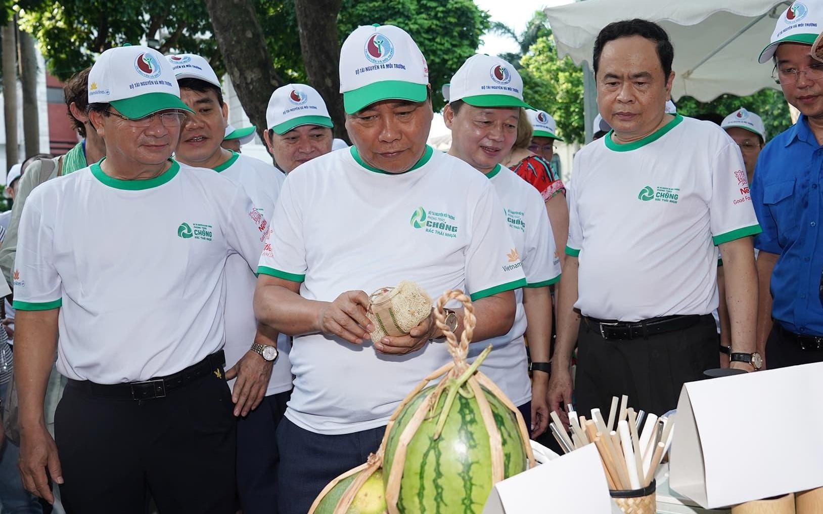 Thu tuong xuong pho, cung nguoi tre tham gia phong chong rac thai nhua hinh anh