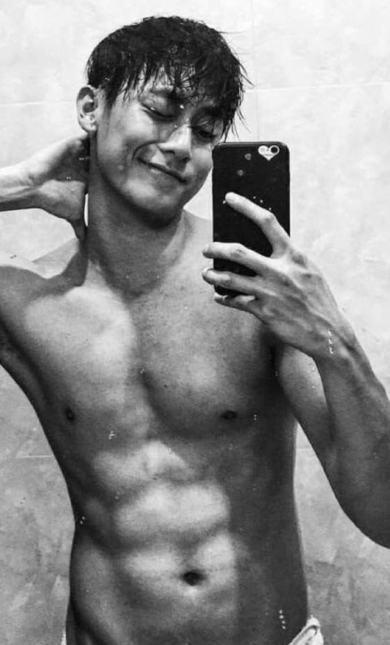 Rocker Nguyen khoe body 6 mui anh 2