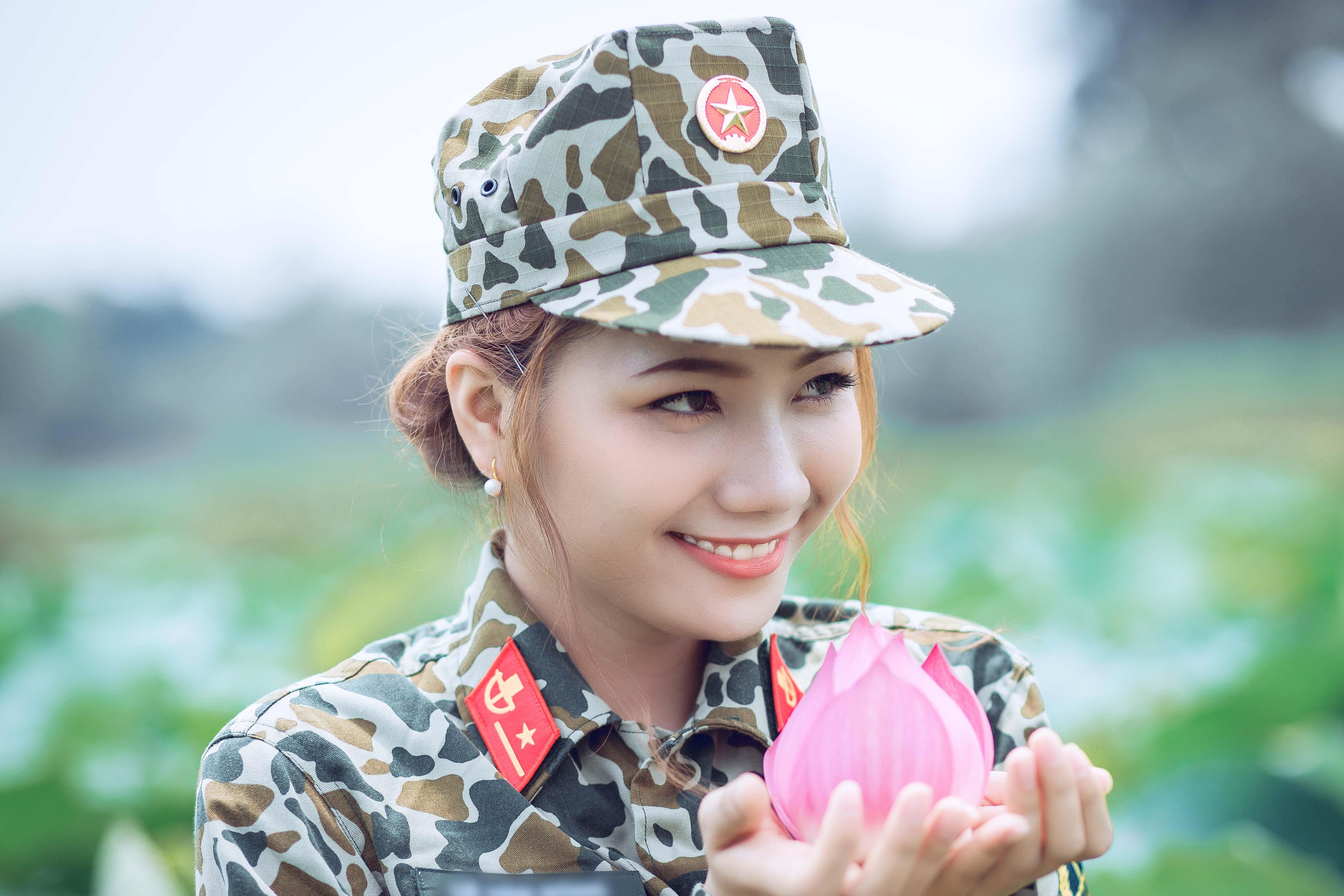 Hot girl thieu uy dac cong 'gay thuong nho' voi bo anh ben ho sen hinh anh