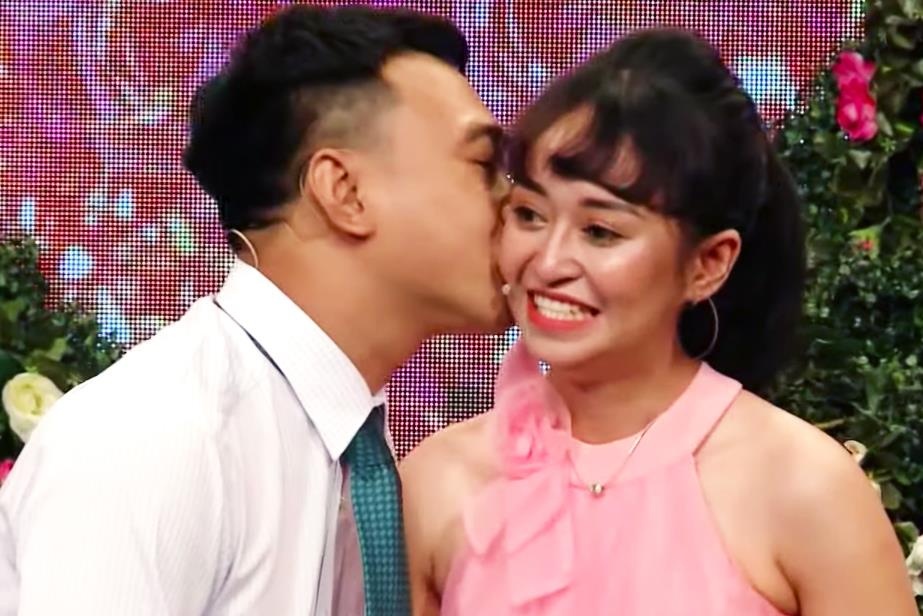 'Hot girl spa' bi chinh phuc boi soai ca ao so mi trang hinh anh