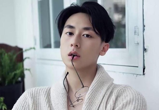 Hot boy dinh dam mot thoi: Nguoi day du vo con, ke bo su nghiep ca hat hinh anh