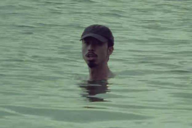 Quai vat 'Den Loch Ness' va loat anh che Den Vau trong MV moi hinh anh