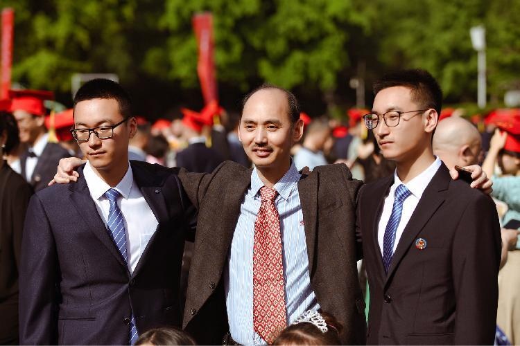 Anh em sinh doi dat diem cao ky Gaokao anh 1