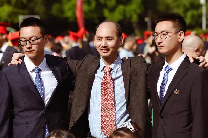 Cap song sinh cung do cao trong ky thi khac nghiet nhat Trung Quoc hinh anh