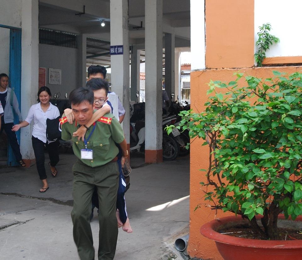 công an tặng nước cho sĩ tử ảnh 1 cong an tang nuoc cho si tu anh 1