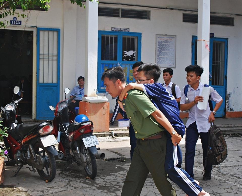 công an tặng nước cho sĩ tử ảnh 2 cong an tang nuoc cho si tu anh 2