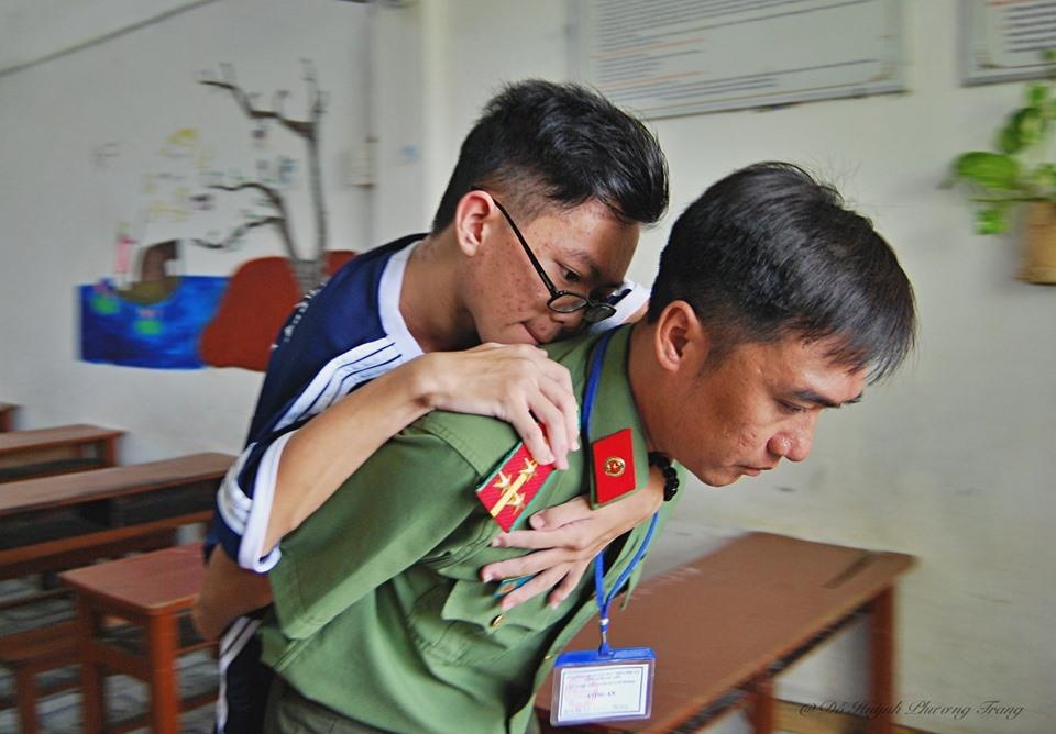 công an tặng nước cho sĩ tử ảnh 3 cong an tang nuoc cho si tu anh 3