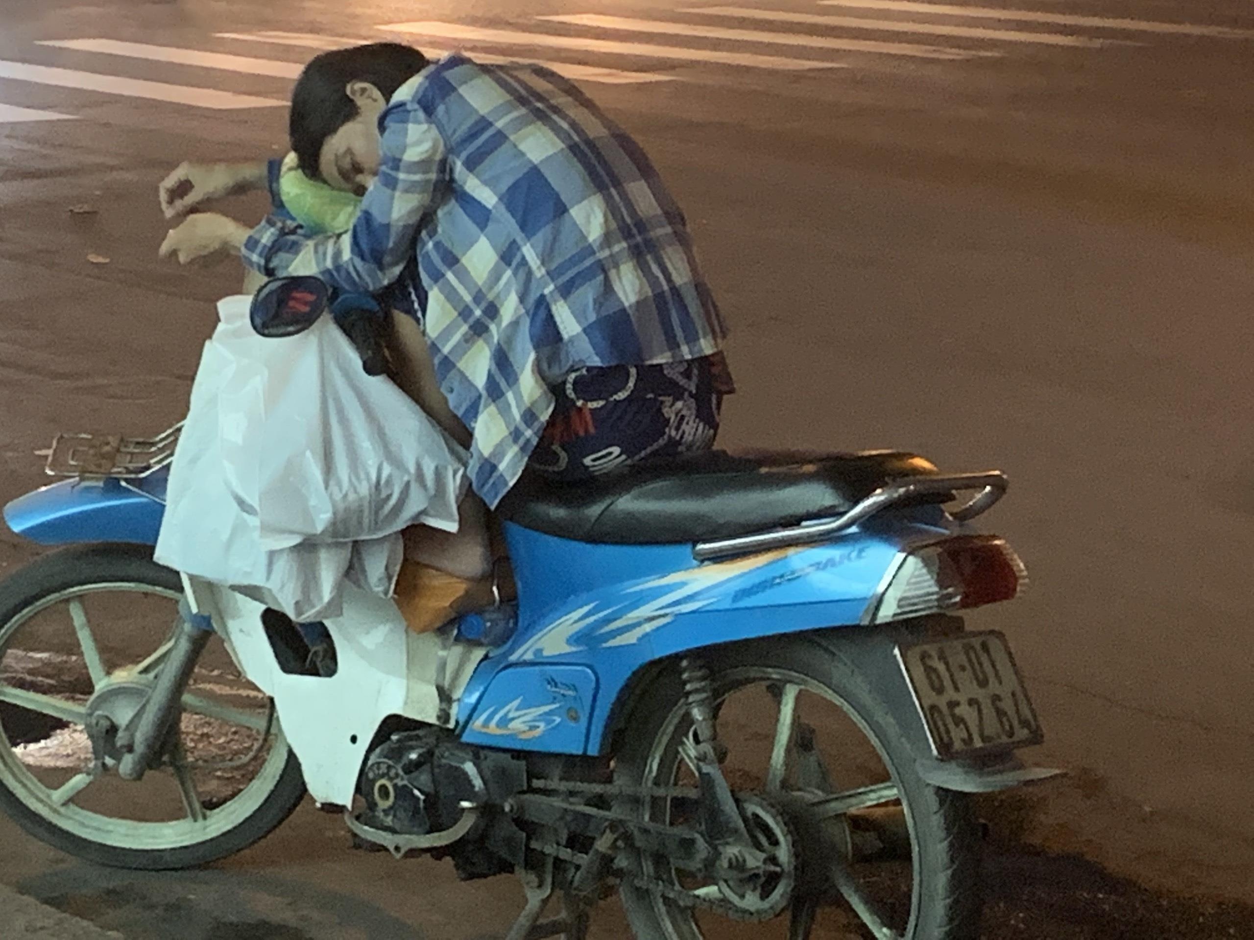 mẹ dạy con viết chữ trên vỉa hè ảnh 4 me day con viet chu tren via he anh 4