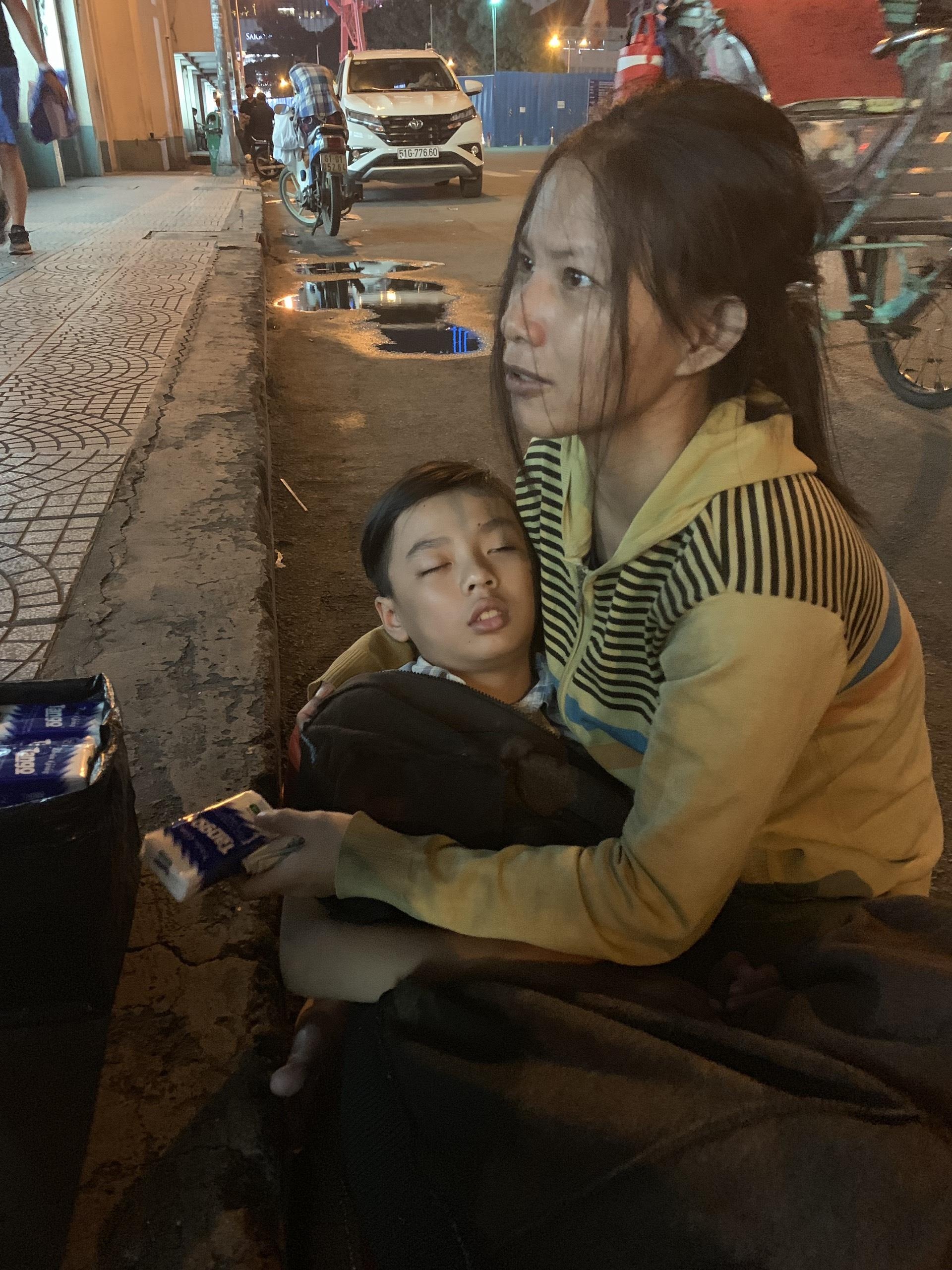 mẹ dạy con viết chữ trên vỉa hè ảnh 5 me day con viet chu tren via he anh 5