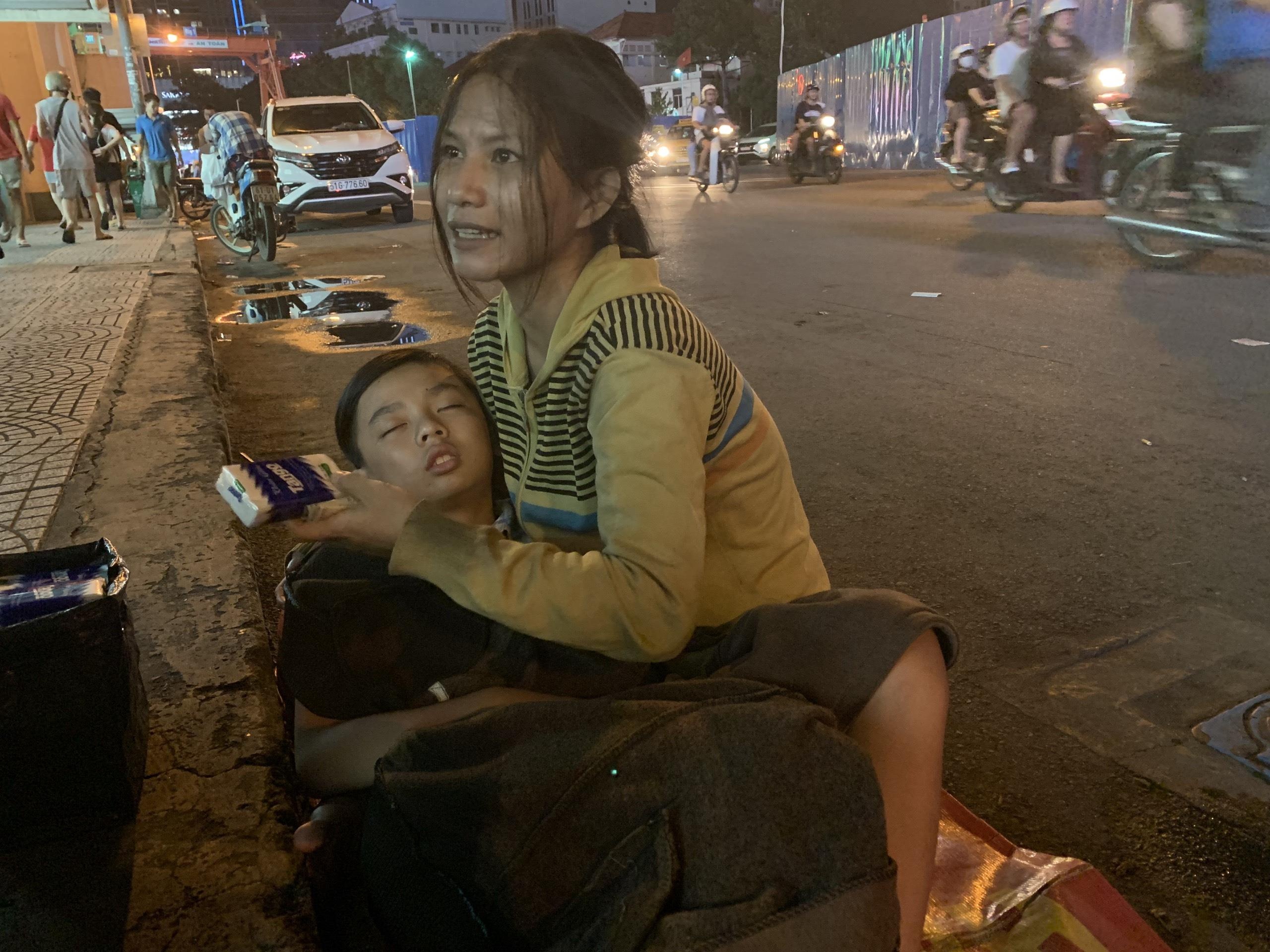 mẹ dạy con viết chữ trên vỉa hè ảnh 6 me day con viet chu tren via he anh 6
