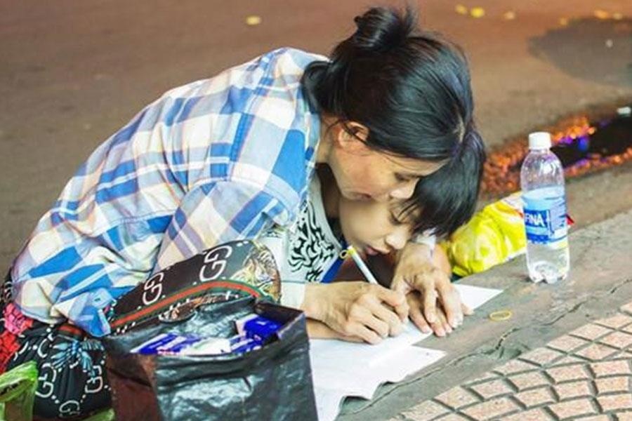 Gap cau be trong buc anh hoc bai o via he lan truyen tren mang hinh anh