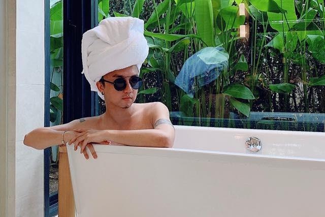 Thanh cosplay gay chu y voi man catwalk giua be boi khach san hinh anh