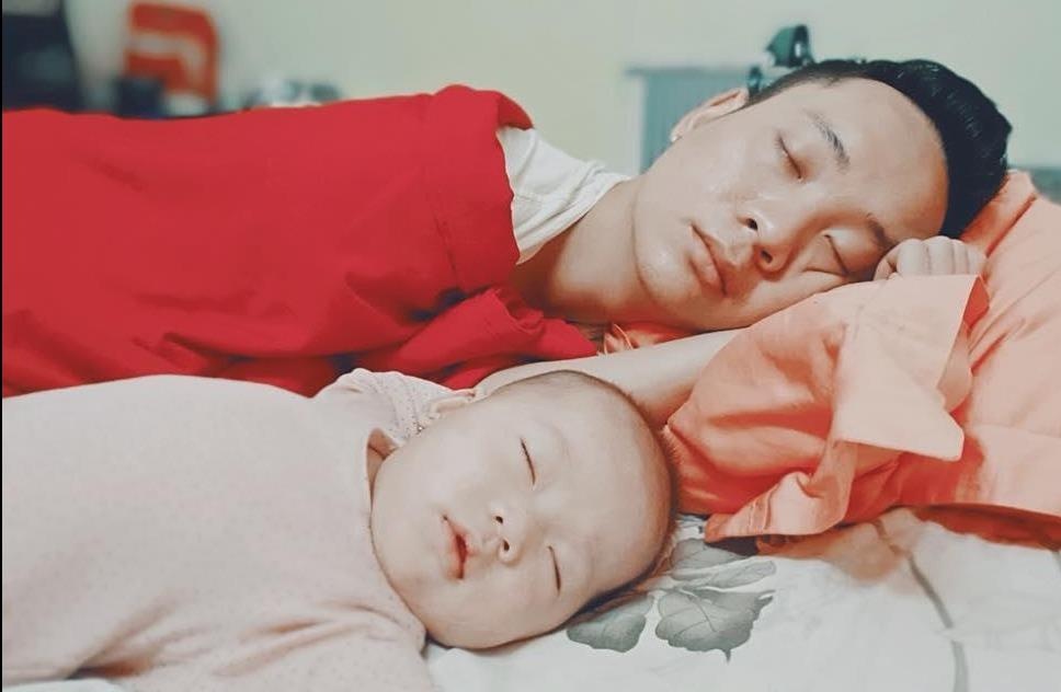 Khoanh khac hai huoc cua bo con JustaTee va be Cici hinh anh