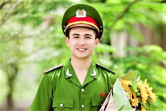 Hot boy Hoc vien Canh sat: Nguoi co vo thi hoa hau, ke cover nhac Han hinh anh