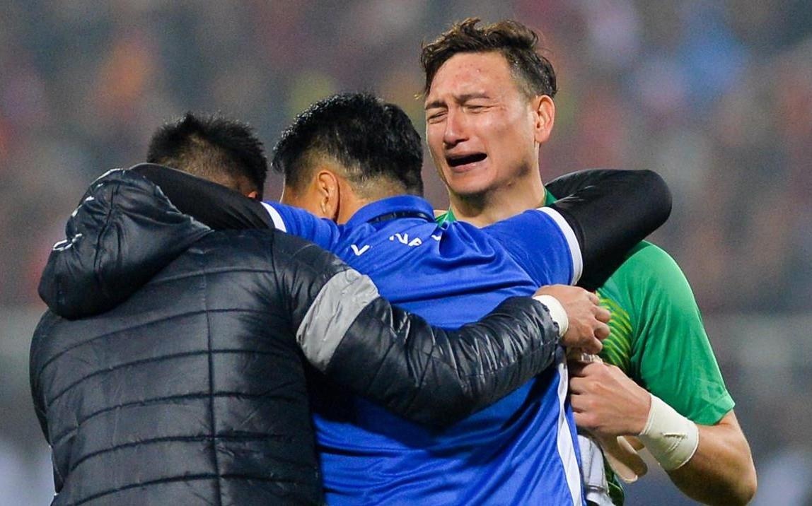 Dan ong khong duoc khoc: Thuoc do cua su manh me? hinh anh