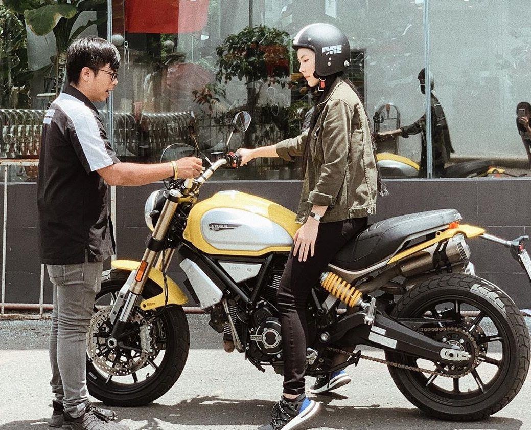 hot girl me xe phan khoi lon anh 1