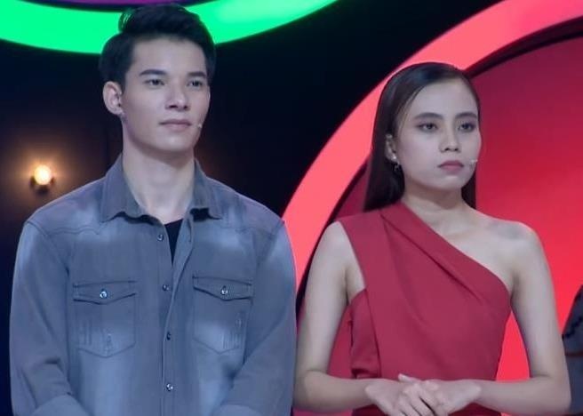 Co ban trai nhung van di hen ho va nhung 'tro lo' tren truyen hinh hinh anh