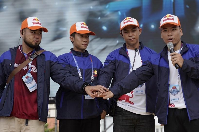 Nguoi tre pha bo rao can ap luc de chinh phuc dam me hinh anh