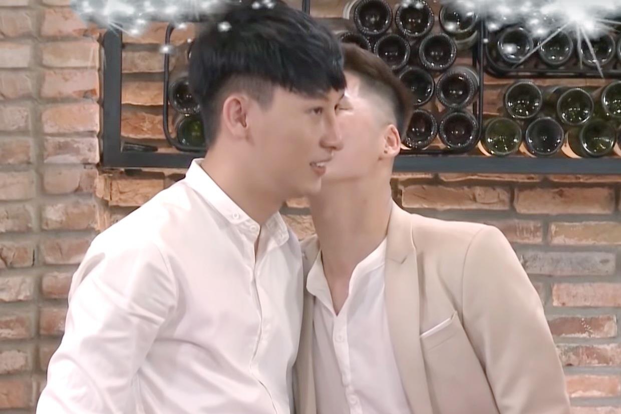 Hai trai dep LGBT nhan nut hen ho tren song truyen hinh hinh anh