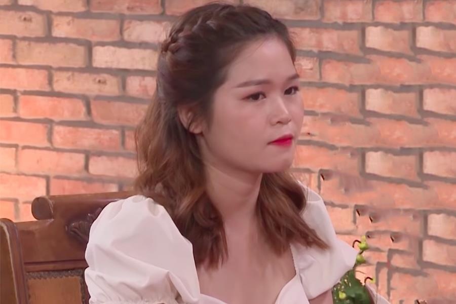 Co gai len show hen ho nhung lai dua me di cung hinh anh