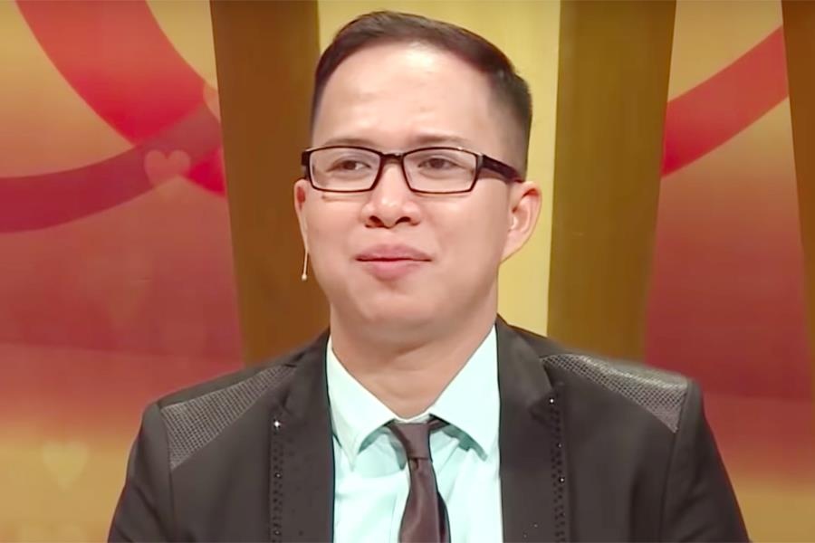 Ong chong bi nghi la LGBT vi ra duong trang diem dam hon ca vo hinh anh
